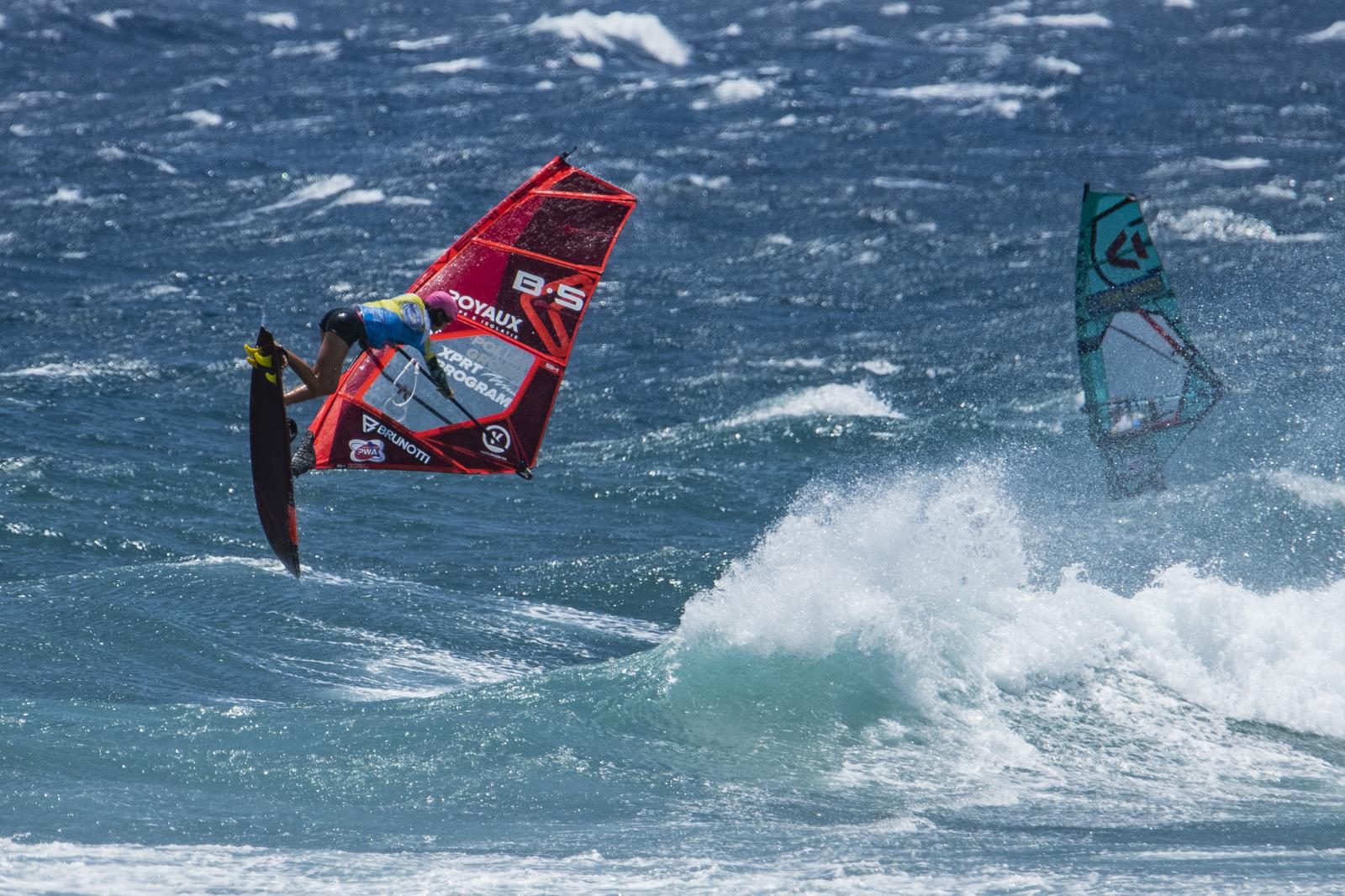 Calor, emoción y olas en la gran cita del windsurf de Pozo Izquierdo