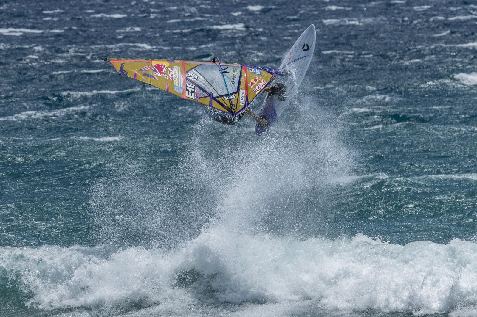 Calor, emoción y olas en la gran cita del windsurf de Pozo Izquierdo