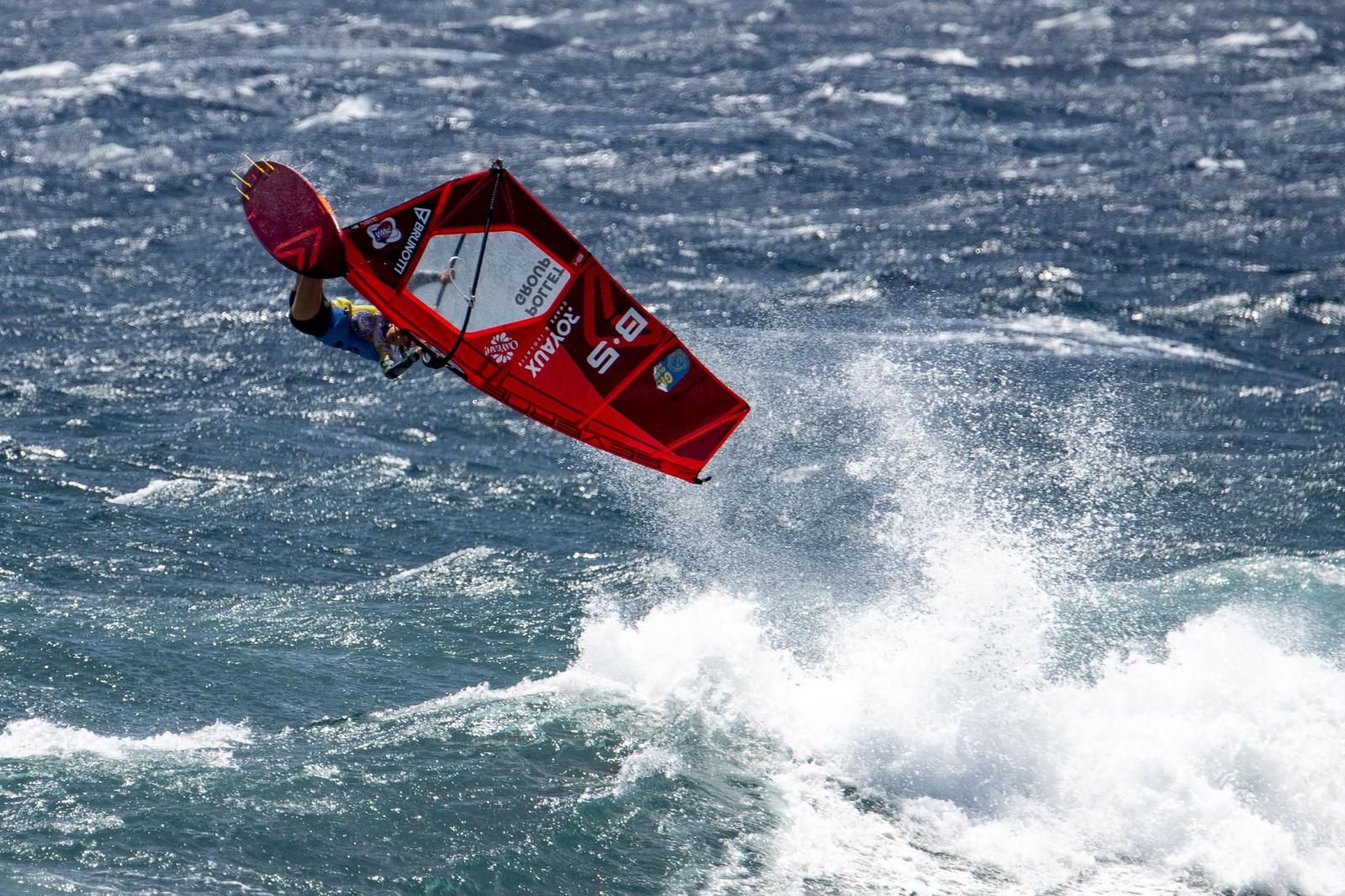Calor, emoción y olas en la gran cita del windsurf de Pozo Izquierdo