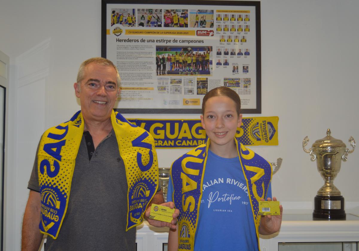 Pedro Rodríguez y su hija Julia, en la sede del club amarillo.