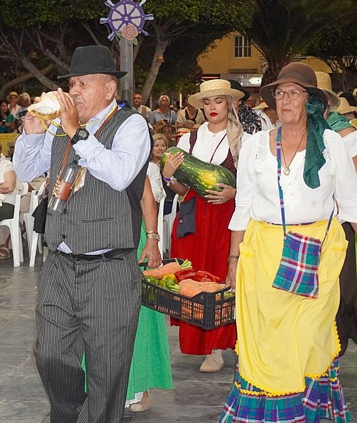 Imagen secundaria 2 - Más de 10.000 personas participan en la romería-ofrenda de la Virgen del Carmen en Arguineguín