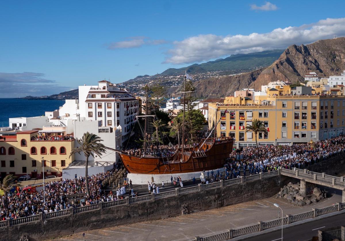 Santa Cruz de La Palma recibiendo a la Virgen de las Nieves este domingo.