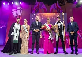 Foto de familia sobre el escenario junto a Guayarmina y Benteju 2025.