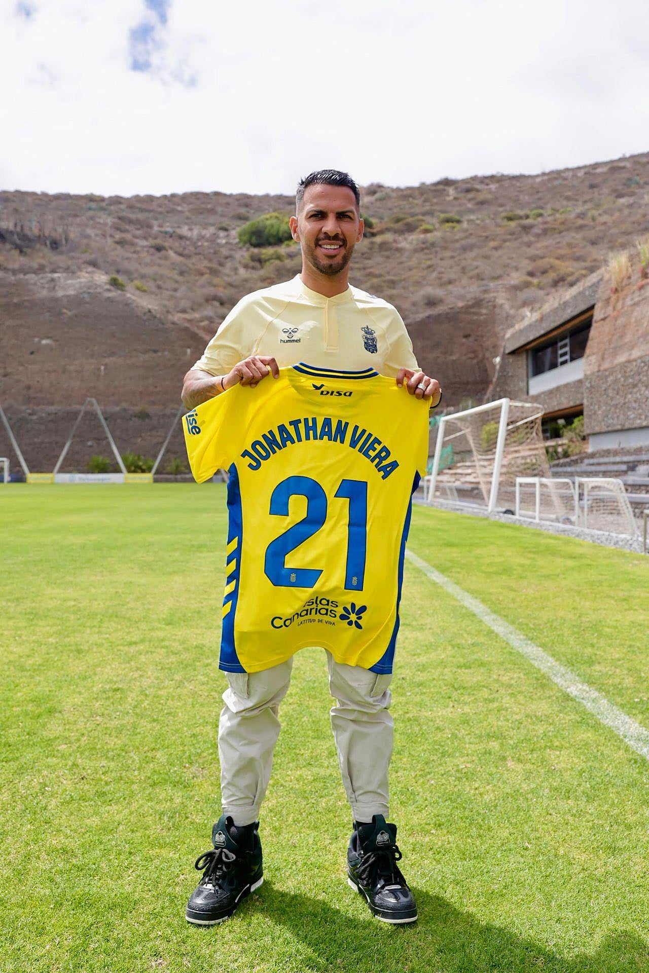 Jonathan Viera ya luce de nuevo el amarillo en su regreso a casa