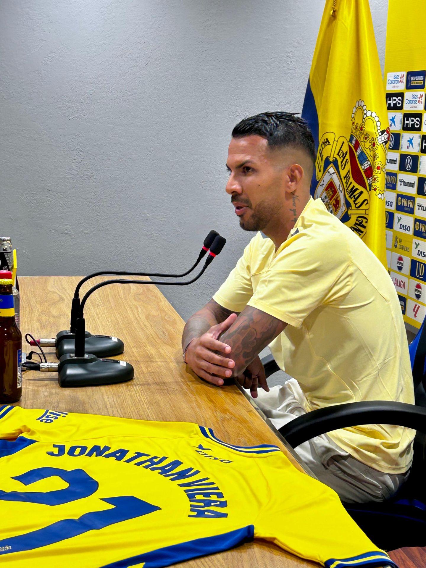 Jonathan Viera ya luce de nuevo el amarillo en su regreso a casa