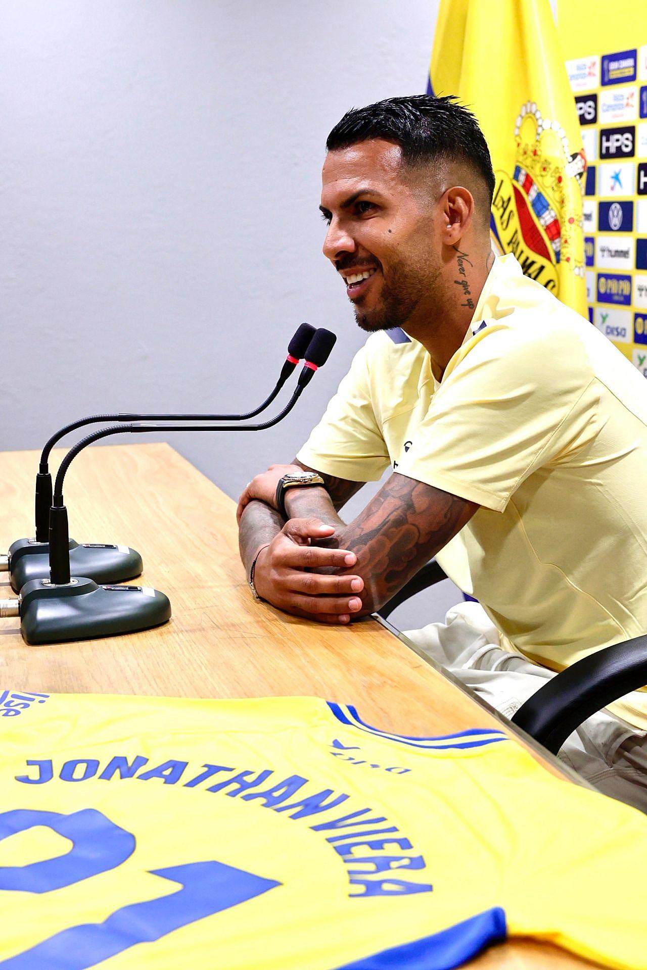 Jonathan Viera ya luce de nuevo el amarillo en su regreso a casa