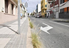 Imagen de la vía principal de la zona comercial de Tamaraceite.
