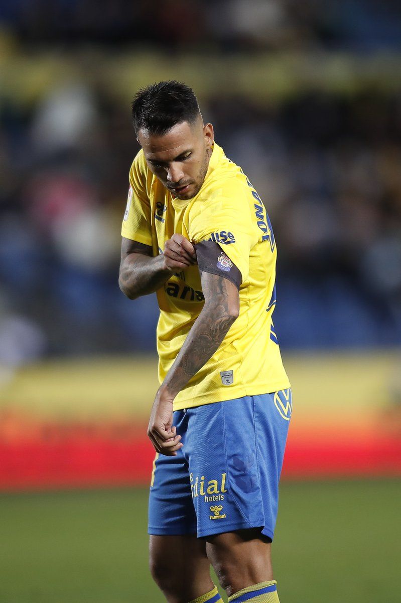 Jonathan Viera colocándose el brazalete de capitán en un partido.