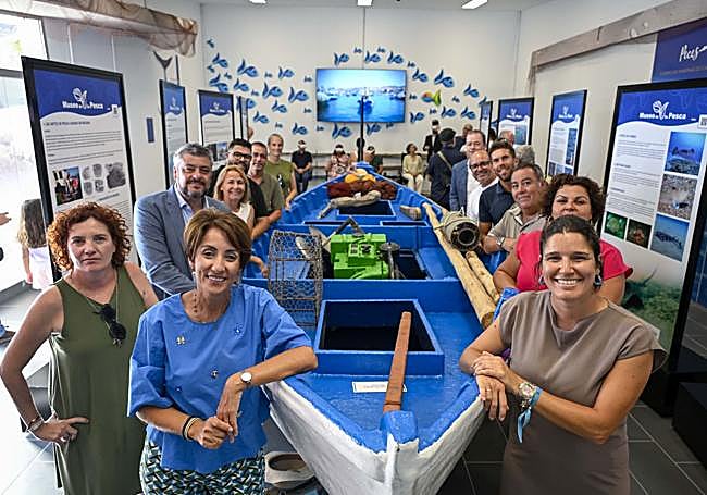 Las autoridades posaron junto a la falúa en el acto de inauguración del Museo de la Pesca.