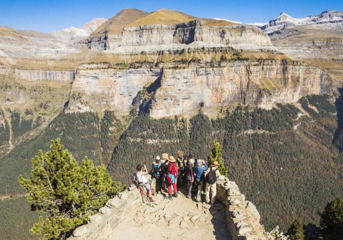 Visitantes en el Parque Nacional de Ordesa y Monte Perdido, en Huesca.