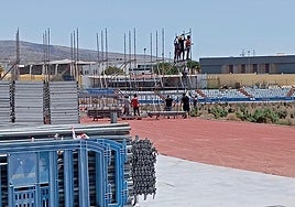 Un momento del montaje del concierto en el estadio.