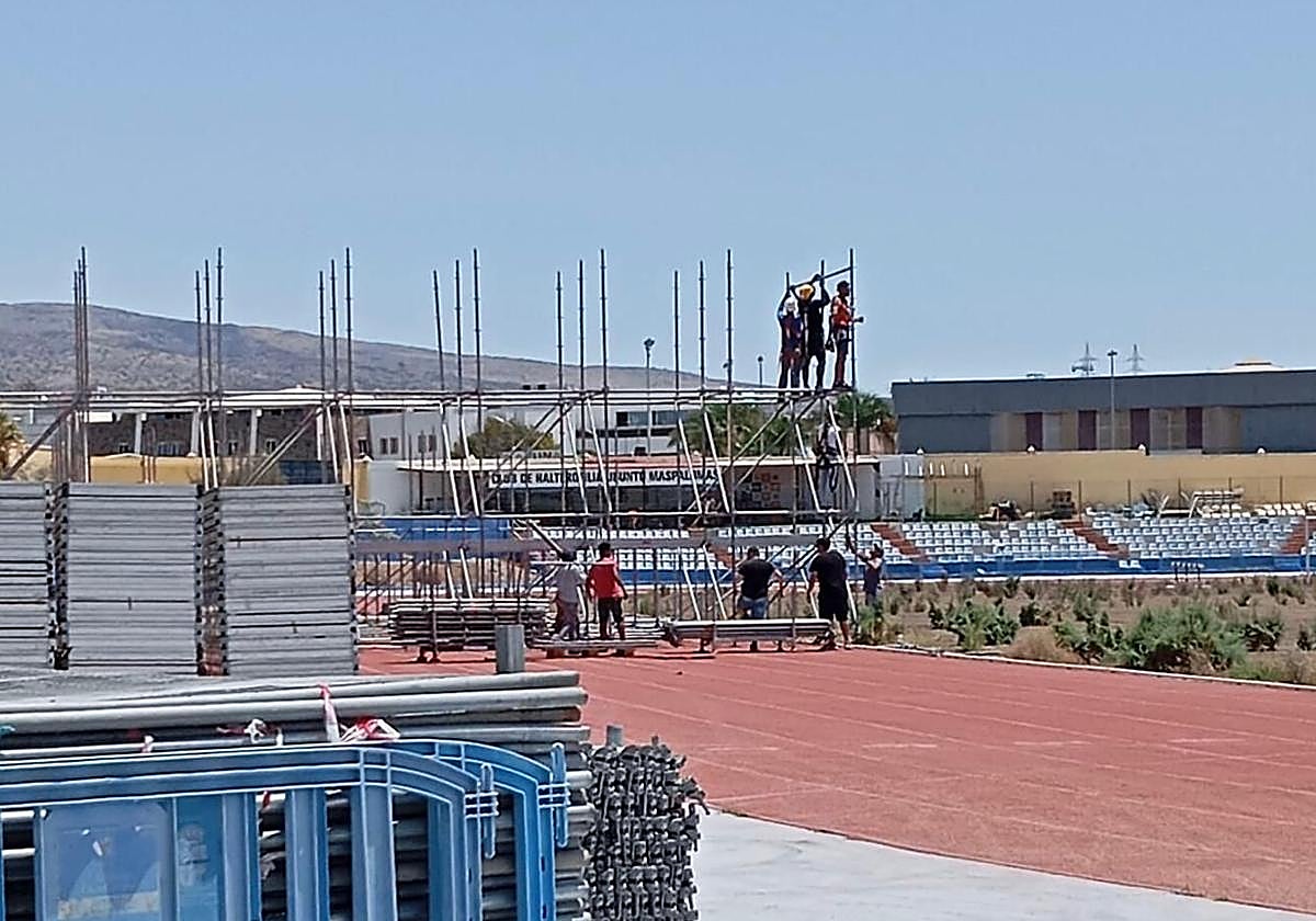 Un momento del montaje del concierto en el estadio.