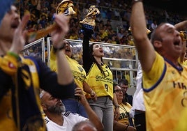 Detalle de la afición animando al Gran Canaria en el Arena, un apoyo masivo que va a seguir teniendo continuidad.
