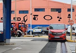 Imagen de la intervención llevada a cabo entre bomberos y policías de la capital grancanaria.