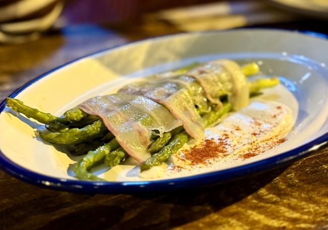 Espárragos con panceta en Dosss