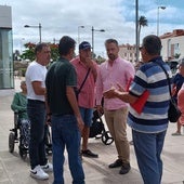 Juan Antonio Peña, alcalde de Telde, atendió a los vecinos del bloque 9 de la calle Manuel Alemán.