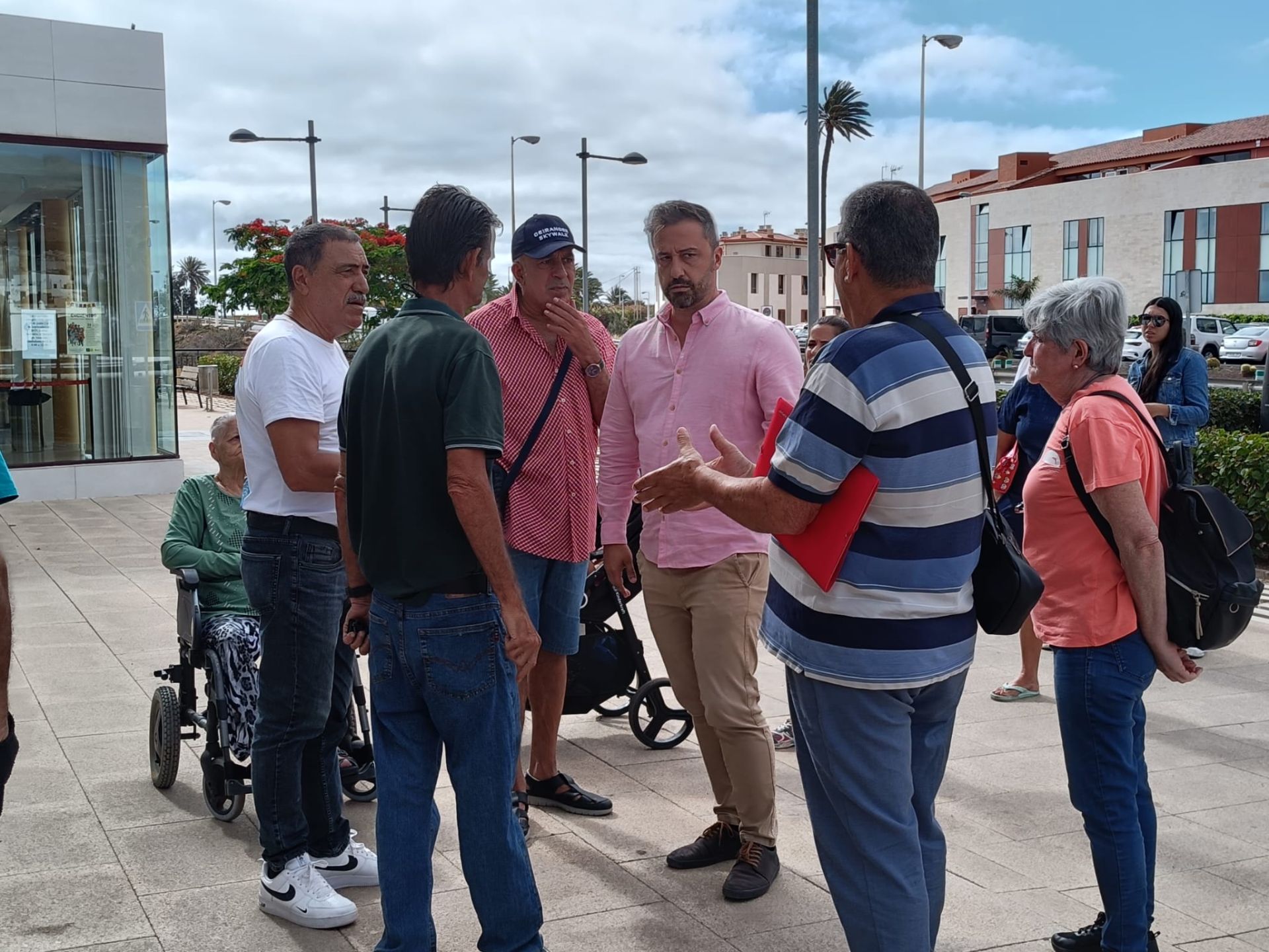Juan Antonio Peña, alcalde de Telde, atendió a los vecinos del bloque 9 de la calle Manuel Alemán.
