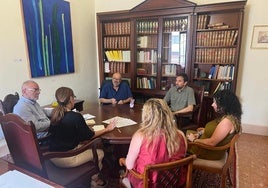 Reunión del colectivo de médicos y pediatras con plaza de Atención Primaria con la diputada del Común.