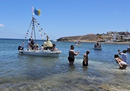 Momento en que se embarcó a la Virgen en Las Salinas.