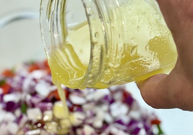 Vertemos el aliño sobre el salpicón