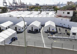 Vista de las tiendas donde se alojan las personas migrantes en el Canarias50.