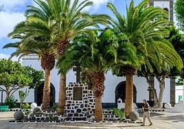 Imagen de la cruz franquista de la plaza de Las Palmas (Arrecife), antes de su retirada.