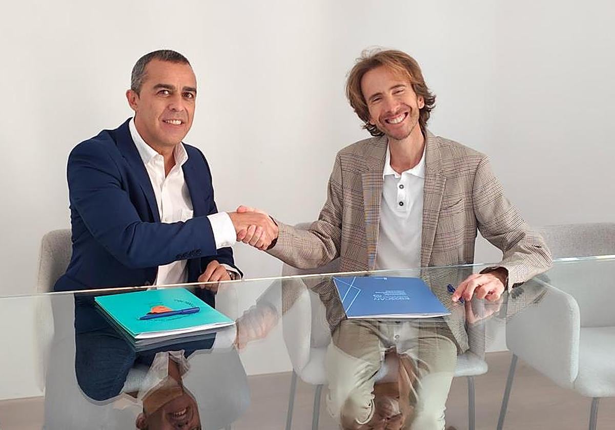 Imagen de la firma entre la ESSCAN y la Universidad Fernando Pessoa.