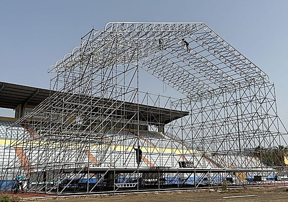 Montaje de escenario para el concierto de Beéle.