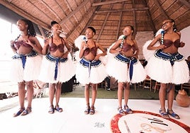 Unas bailarinas integrantes del grupo africano de Lesoto, 'Sotho Kids'.