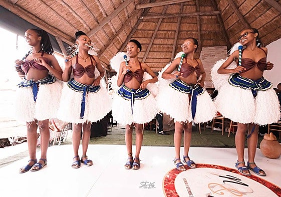 Unas bailarinas integrantes del grupo africano de Lesoto, 'Sotho Kids'.