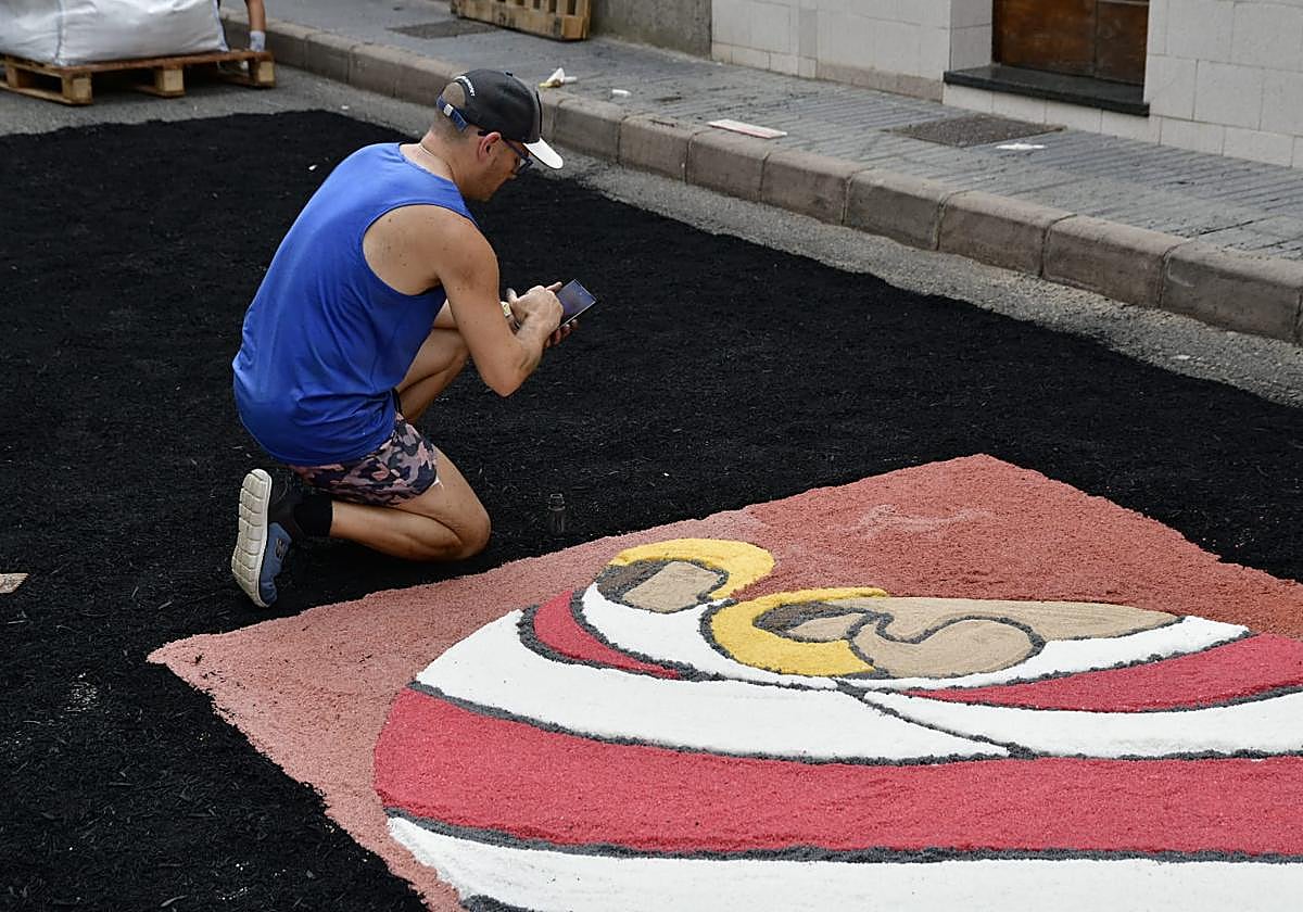 Los vecinos de La Isleta elaboran las tradicionales alfombras de sal y arena para la Virgen del Carmen