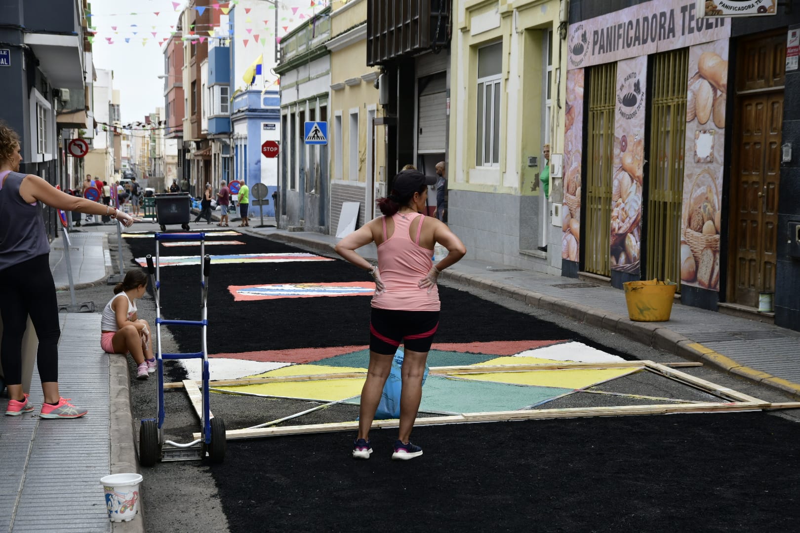 Los vecinos de La Isleta elaboran las tradicionales alfombras de sal y arena para la Virgen del Carmen
