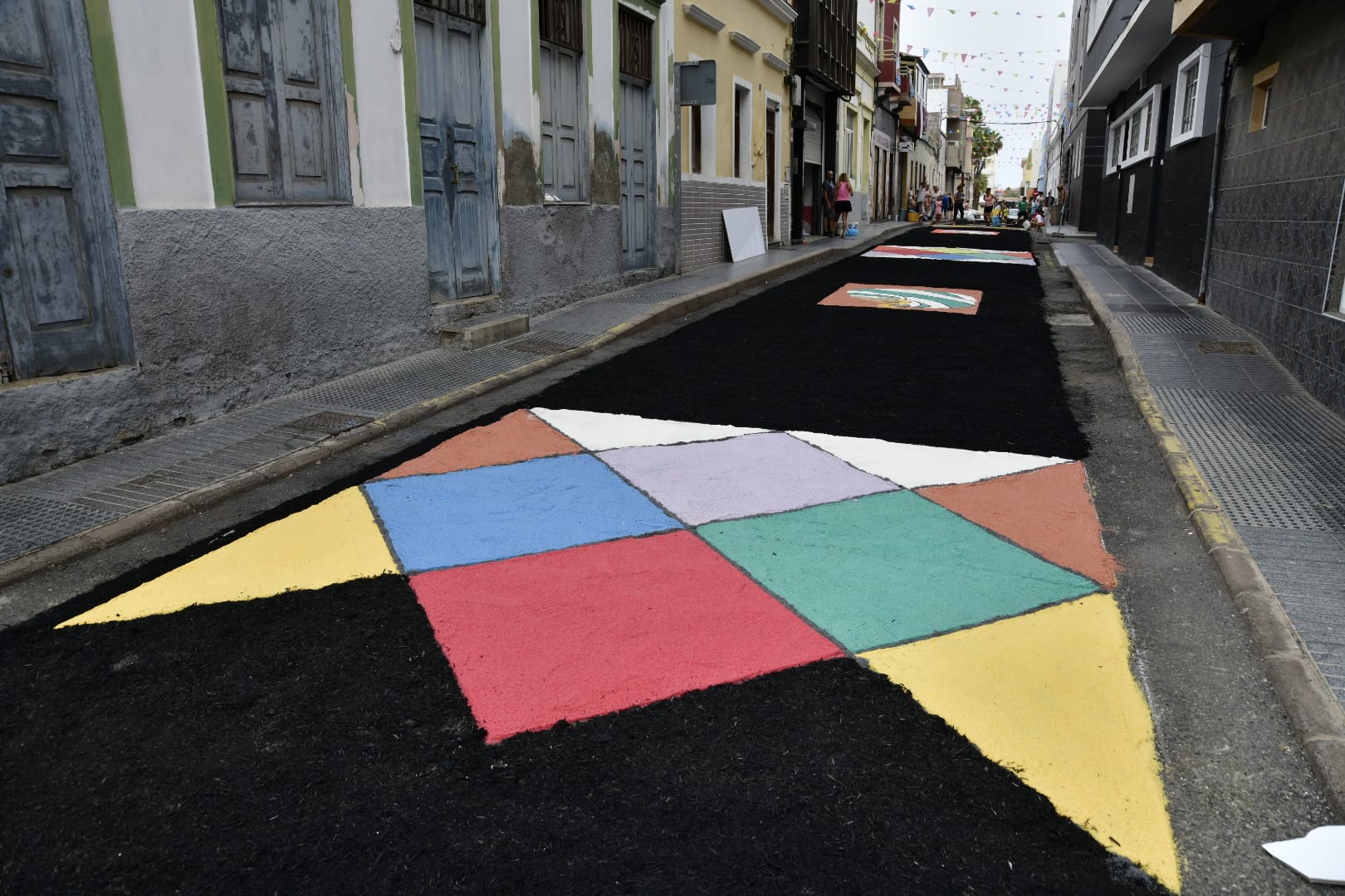 Los vecinos de La Isleta elaboran las tradicionales alfombras de sal y arena para la Virgen del Carmen