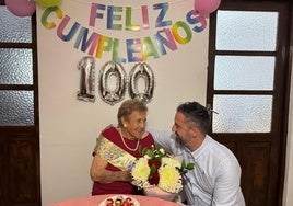 Mariquita Jiménez junto al alcalde Juan Antonio Peña.