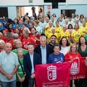 El consejero insular de Acción Social, Víctor Alonso, y Juan Alberto y José Padilla, con los mayores representantes del torneo Neuromajo.