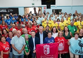 El consejero insular de Acción Social, Víctor Alonso, y Juan Alberto y José Padilla, con los mayores representantes del torneo Neuromajo.