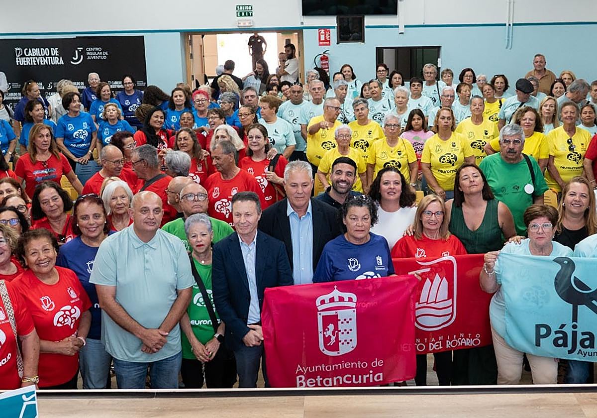 El consejero insular de Acción Social, Víctor Alonso, y Juan Alberto y José Padilla, con los mayores representantes del torneo Neuromajo.