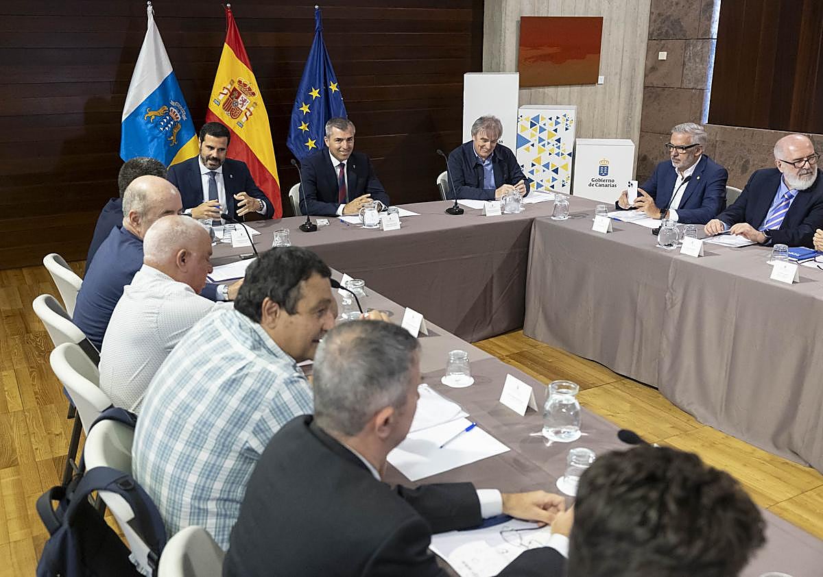 Imagen secundaria 1 - Canarias inicia con empresarios y sindicatos el camino para mejorar la productividad
