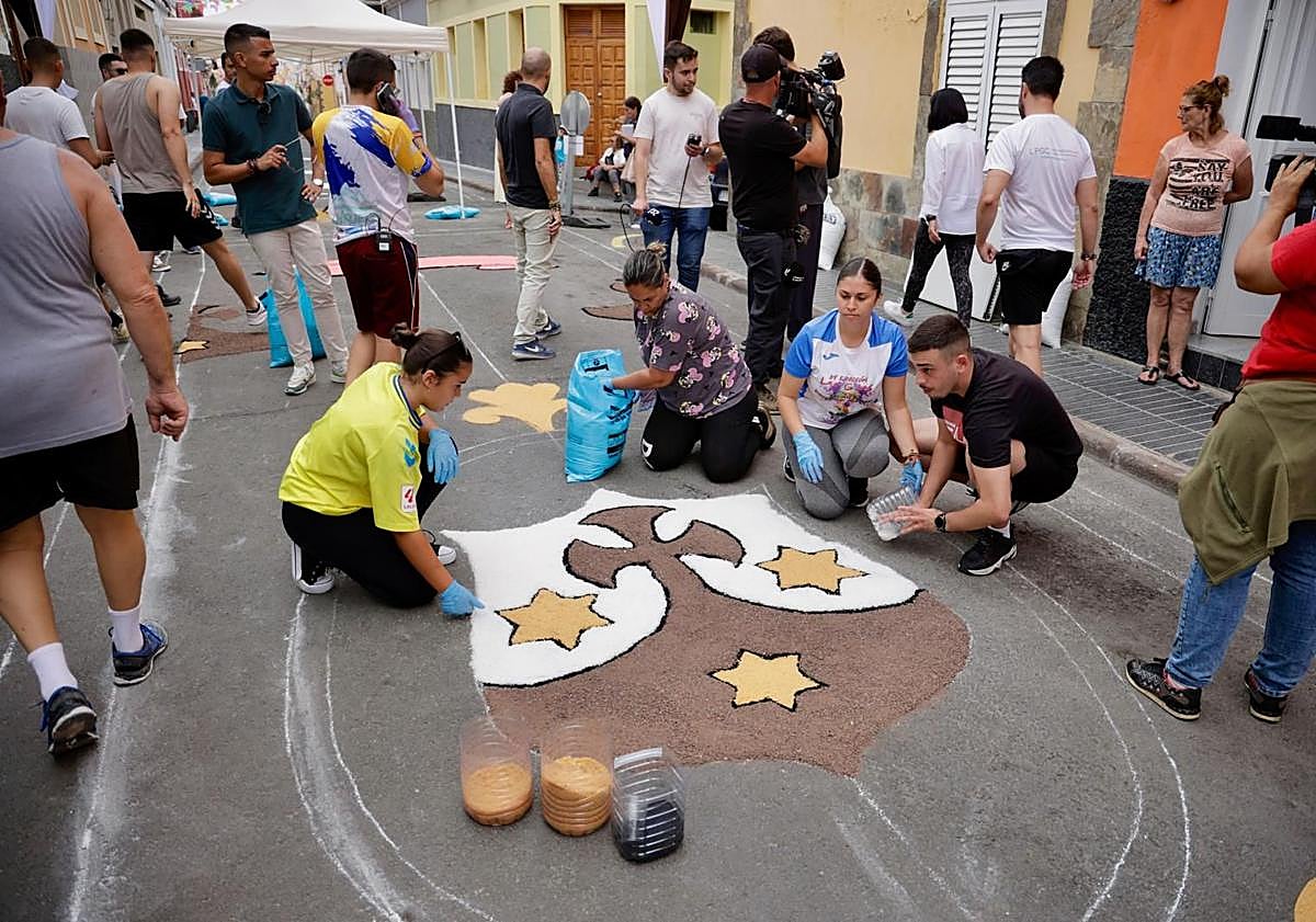 Imagen principal - Confección de alfombras en Menceyes y Tecén.