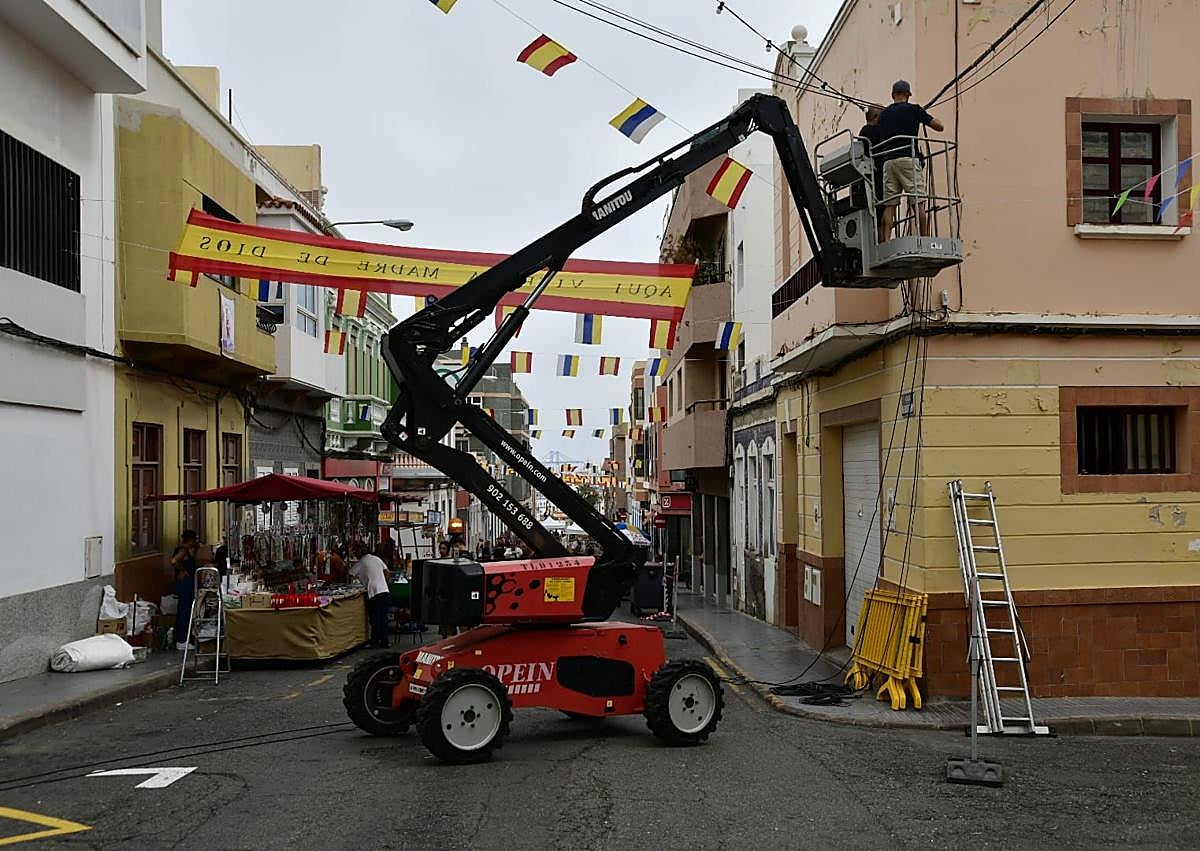 Imagen secundaria 1 - La Virgen del Carmen lista para la procesión y preparativos en las calles del barrio portuario.