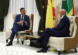 El presidente del Gobierno de España, Pedro Sánchez, junto al presidente de la República Islámica de Mauritania, Mohamed Cheikh El Ghazouani, en su anterior visita al país en agosto del año pasado.