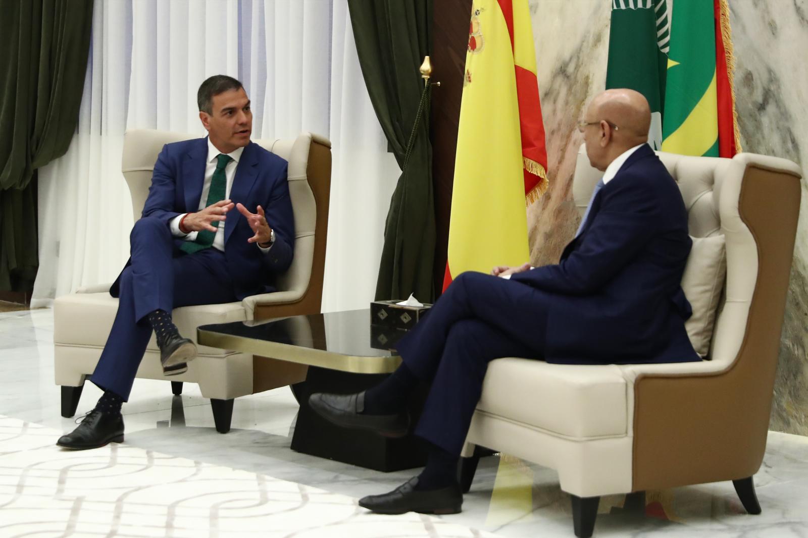 El presidente del Gobierno de España, Pedro Sánchez, junto al presidente de la República Islámica de Mauritania, Mohamed Cheikh El Ghazouani, en su anterior visita al país en agosto del año pasado.