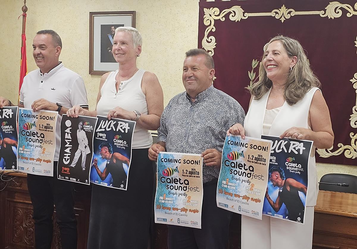 El alcalde Matías Peña y la consejera insular de Turismo, Marlene Figueroa, entre otros, en la pesentación de la Beach Party de El Castillo, que es la actual Caleta Sound Fest.