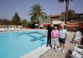 El empresario Jiang Li, junto a su hijo Xiao Tian y Jaume Morgó, junto a la piscina de Las Grutas.