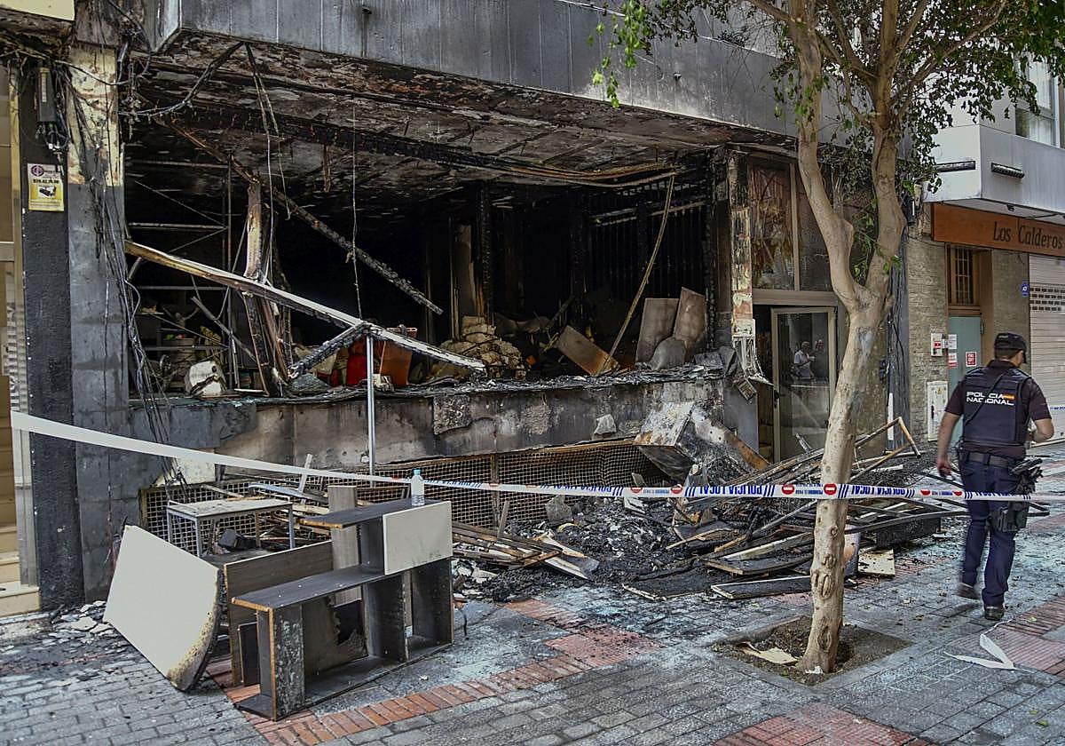 Fachada del edificio que se incendió la pasada semana en la calle de Miguel Rosas.