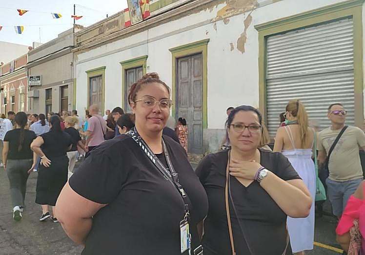 Carla junto a su amiga Yolanda, tras entregar las flores a la Virgen.