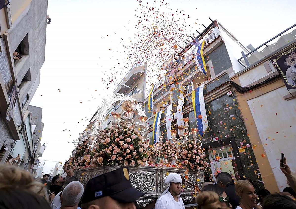 Imagen secundaria 1 - Distintos momentos de la procesión y el presidente de los Costaleros del Carmen, Ángel Luzardo.