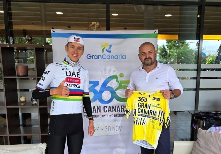 Pogačar y Carlos Álamo enseñan el maillot del evento.