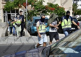 La Policía inspecciona el domicilio del arrestado por la muerte del joven sin hogar en Playa del Inglés