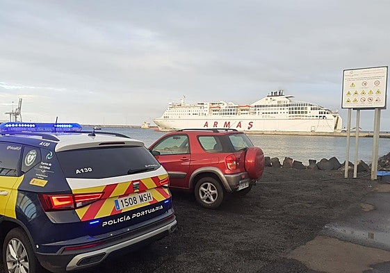 Vehículo de la Policía Portuaria operando en Naos.